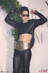 组图：吴建豪亮相宣传新专辑 否认秘婚传闻