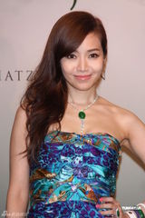 组图：侯佩岑戴上亿珠宝亮相想生女儿