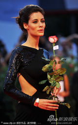 组图：超模威尼斯走秀 玉背全裸轻嗅玫瑰