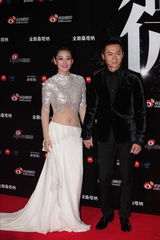 组图：2012新浪微博之夜红毯-情侣档李晨张馨予