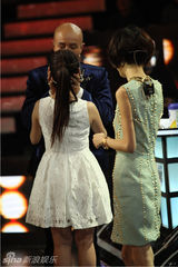 组图：《演说家》乐嘉拥吻清纯女大学生