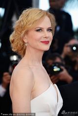 组图：评委妮可-基德曼深V白裙性感惊艳