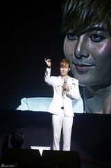 高清图：韩歌手金亨俊新专辑发布亲友齐站台