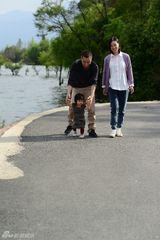 组图：赵子琪路金波拍温馨亲子照 女儿萌态出镜