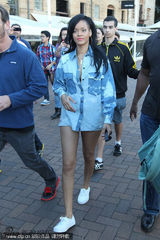 组图：蕾哈娜悉尼海港现身大秀美腿