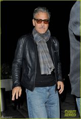 组图：52岁克鲁尼型男风采 鬓发苍白难掩老态