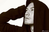 组图：严宽黑白写真型男诱惑 眼神犀利