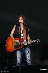 组图：陈綺贞小巨蛋开唱 脚踏车上场展独特摇滚风