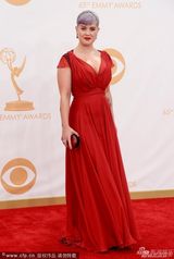 组图：凯莉-奥斯本亮相艾美红毯红裙秀乳沟