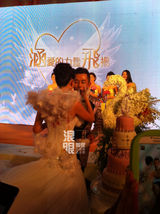 组图：王志飞张定涵大婚 新人跳探戈深情拥吻