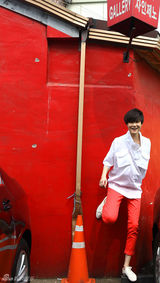 组图：李宇春韩国行绚烂街拍曝光