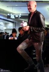 组图：李代沫全国签唱拉开帷幕 获赠人形娃娃