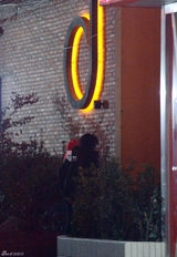 组图：柏林影帝廖凡与好友泡吧热聊