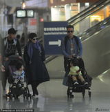 组图：邓超孙俪携爱子现身机场 一家三口享温情