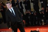 组图：老牌007布鲁斯南帅气现身威尼斯美女环绕