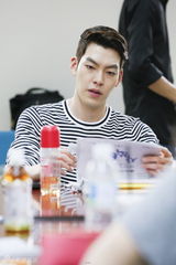 《继承者们》剧本排练 李敏镐邻家金宇彬有型