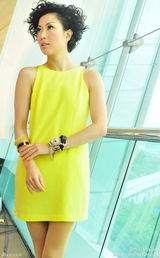 高清组图：郑秀文服饰搭配 荧光黄短裙搭黑靴