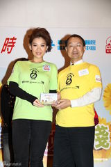 组图：郑欣宜泪悼邓光荣 否认曾因郑少秋关系恶化