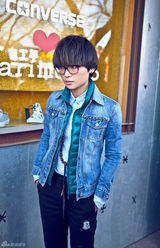 星街拍：周笔畅冬日潮装出街 保暖耍酷两不误