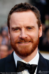 组图：迈克尔-法斯宾德西装革履 蓄须不减性感