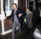 组图：西耶娜-米勒与裘德-洛旧情复燃 一同看戏