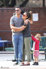 组图：阿尔芭一家甜蜜出游 与丈夫拥抱秀恩爱