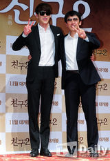 组图：韩片《朋友2》发布 金宇彬正装黑超耍帅