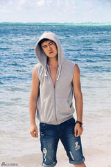 组图：郭家铭展文艺青年新海滩风