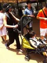 组图：Lucas8月2日5周岁 张柏芝携二子游乐场庆生