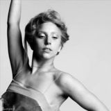 高清图：Lady GaGa穿舞鞋拍写真 大胆撩衣裸臀