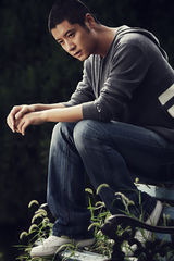 组图：任重曝光最新写真 阳光气质彰显青涩味道