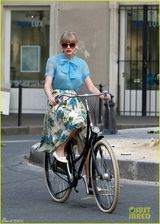 组图：泰勒斯威夫特拍新歌MV 蓝衫花裙复古到底