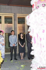 组图：朱茵产后首现身剪彩 曝女儿改名黄莺