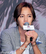 组图：张根硕将亚洲巡演 出席活动献飞吻