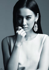 组图：黄圣依登杂志风格百变 黑白影像呈现性感