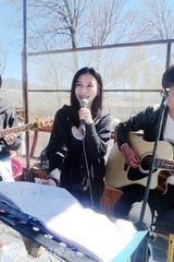 幻灯图：熊乃瑾丽江写真素颜出镜 宛若山水精灵