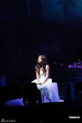 组图：陈綺贞小巨蛋开唱 脚踏车上场展独特摇滚风