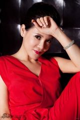 组图：何佳怡秋日红装写真 大气优雅知性十足