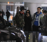 组图：姚贝娜黑装亮相上海 一路闲聊笑容不止