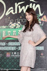 组图：林依晨典雅捧场美国光影艺术秀展演