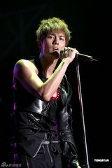 组图：吴克群个唱湿身秀腹肌 和女模互摸掀高潮