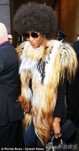 组图：娜奥米-坎贝尔发型大变 爆炸头形象雷人