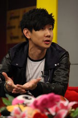 组图：林俊杰做客新浪聊天 吐舌卖萌酒窝俏皮