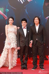 组图：张榕容浅色长裙拖地 秀白皙长腿