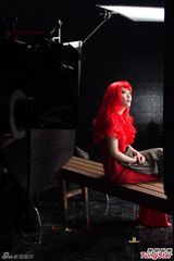 组图：田蕊妮翻唱谢霆锋 化身火玫瑰忍痛拍MV