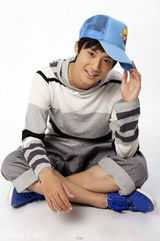 组图：赵文浩拍杂志写真 少年造型秀可爱