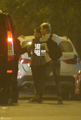 组图：那英与好声音学员泡吧K歌心情High