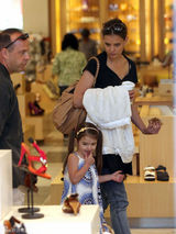 高清组图：可爱苏瑞扎小辫穿花裙和妈妈逛街 