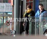 组图：高圆圆包裹严实现身机场