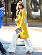 高清组图：詹妮弗-洛佩兹街拍黄色大衣搭配白裤
